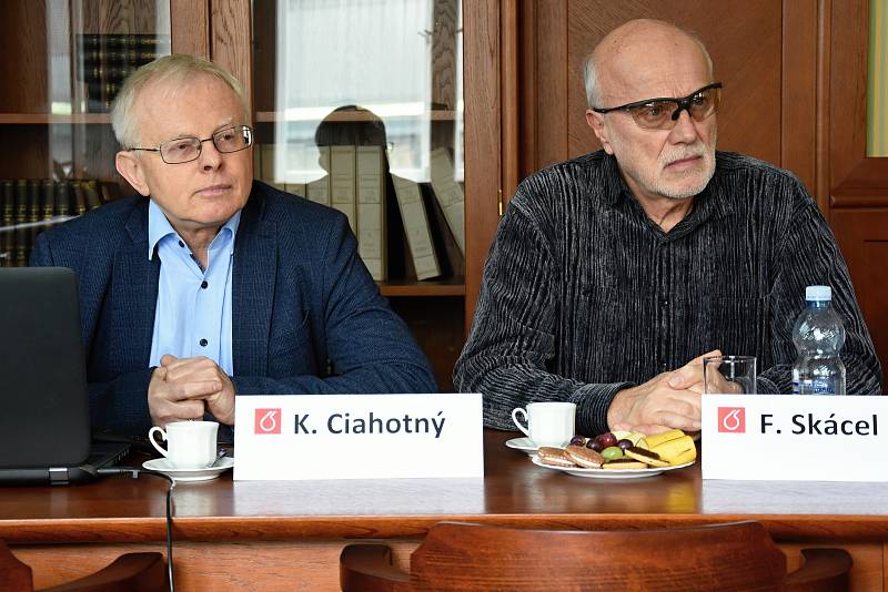 Na snímku (zleva) vedoucí Ústavu plynných a pevných paliv a ochrany ovzduší VŠCHT Karel Ciahotný a František Skácel z VŠCHT.
