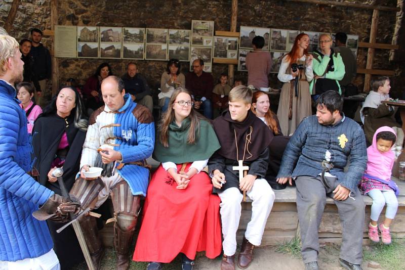 Šermířská utkání z drsného středověku, dobové stánky a další historické zajímavosti si v sobotu užili návštěvníci hradu Točník. 