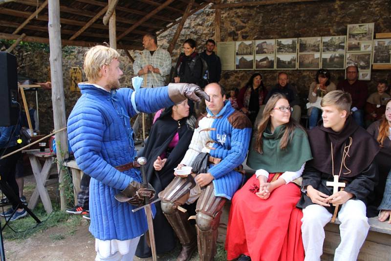 Šermířská utkání z drsného středověku, dobové stánky a další historické zajímavosti si v sobotu užili návštěvníci hradu Točník. 