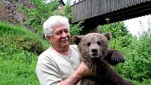 Václav Chaloupek přivezl medvědy Agátu s Martinem na hrad Točník v závěru roku 2013.