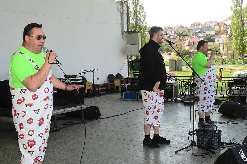 Rockové čarodějnice v berounském kempu.