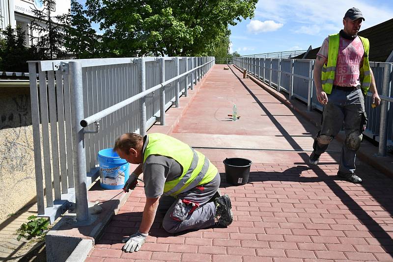 Králodvorská nová lávka přes dálnici D5 s finální úpravou.