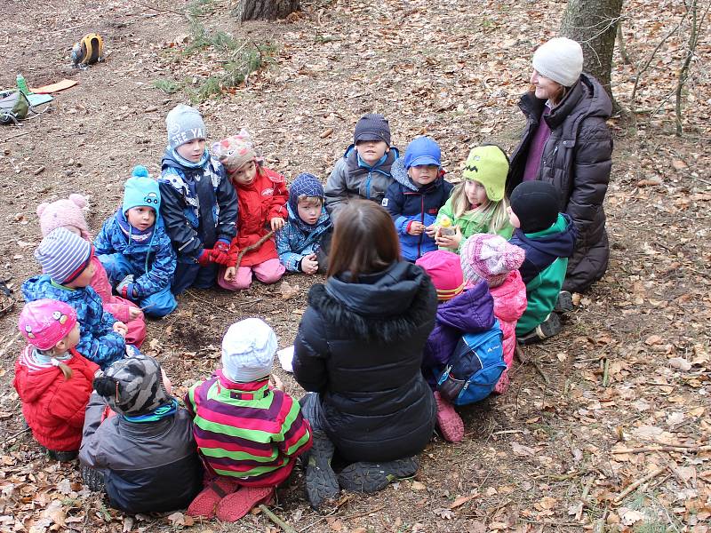 Lesní mateřská škola Studánka v Trubské: průvodkyně Sandra Ćerná a Jana Koubíková při práci s dětmi v lese.