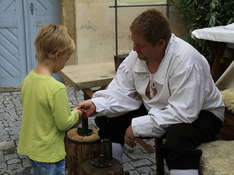 Ze šermířského setkání na zámku Nižbor.