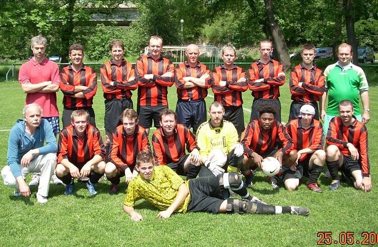 Celek SK Cembrit Beroun-Závodí v roce 2009. Dnes se na  tradičním stánku Marakaná pod mostem hraje okresní přebor.