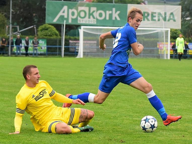 Fotbalisté Králova Dvora (v modrém) doma porazili Domažlice 1:0. 