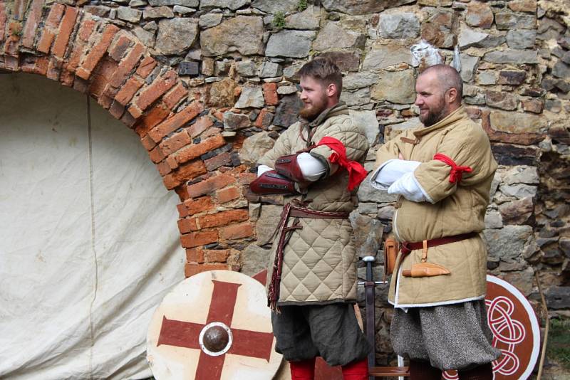 Šermířská utkání z drsného středověku, dobové stánky a další historické zajímavosti si v sobotu užili návštěvníci hradu Točník. 