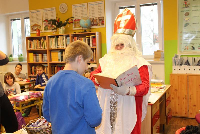 V Základní škole Vráž měli v úterý mikulášskou nadílku. Děti, co neměly čisté svědomí, se čerta bály. Někteří školáci i uronili slzičku.