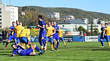 Fotbalisté Králova Dvora (v modrém) vyhráli středočeské derby.