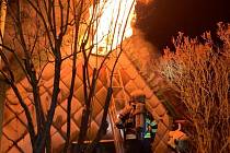 Z požáru chaty v nepřístupném terénu ve Vráži na Berounsku v noci na sobotu 20. února 2021.