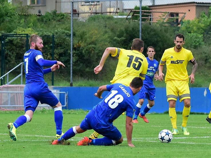 Fotbalisté Králova Dvora (v modrém) doma porazili Domažlice 1:0. 