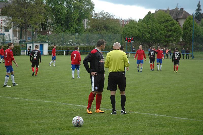 Fotbalová I. A třída: Komárov - Velká Dobrá 4:2 (2:1).