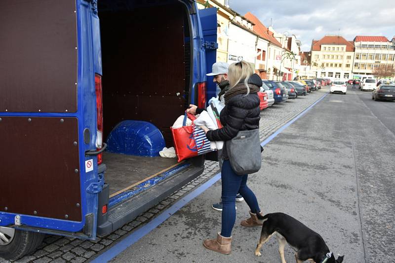 Sbírka psích potřeb a potravy odstartovala ve 14 hodin u kašny na Hosově náměstí a po pár desítkách minut bylo zaplněné skoro celé nákladní auto. Sbírka byla plánována do 16 hodin.