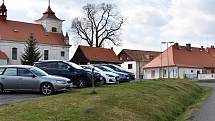 Také v obci Skryje, u níž se nacházejí překrásná Skryjská jezírka, bylo v neděli odpoledne na centrálním parkovišti několik aut.