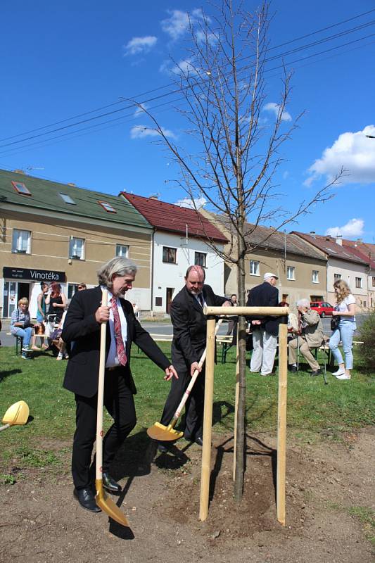 Na počest 100. výročí vzniku Československa se uskutečnilo v obci Tetín slavnostní sázení památné lípy.