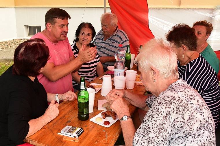 Velice oblíbenou tradicí se nejen pro obyvatele králodvorského domova s pečovatelskou službou, ale i členy králodvorského klubu seniorů stalo pečení buřtů na místní zahradě.