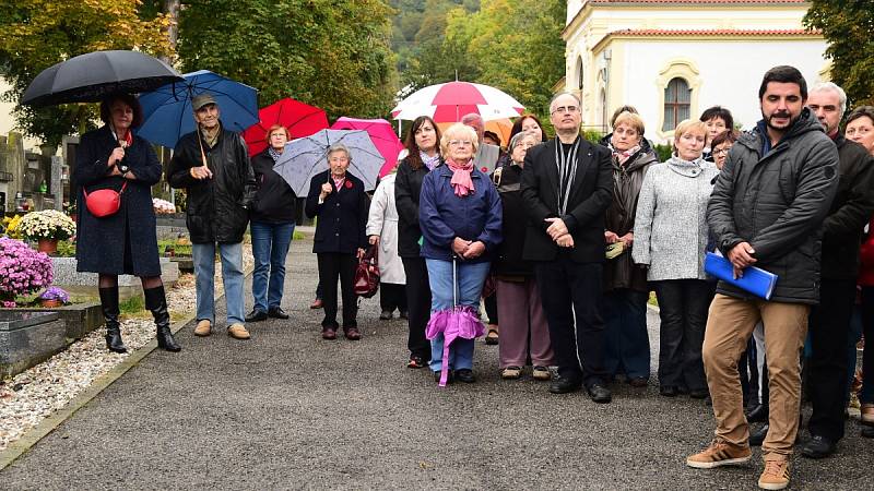 Z pietního aktu u hrobu umělce Václava Talicha na hřbitově v Berouně.