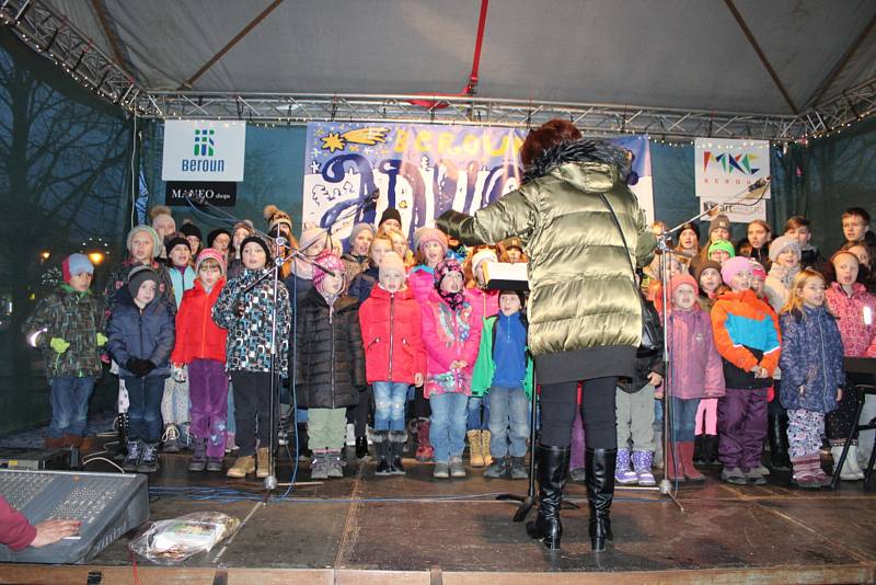 Na Husově náměstí v Berouně v pondělí zazpívaly děti Základní umělecké školy Václava Talicha vánoční koledy.
