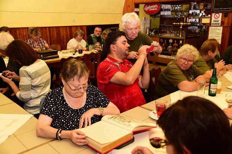 Ze setkání v restauraci Na Knížecí v Králově Dvoře u příležitosti 50. výročí založení turistického oddílu Tuláci.