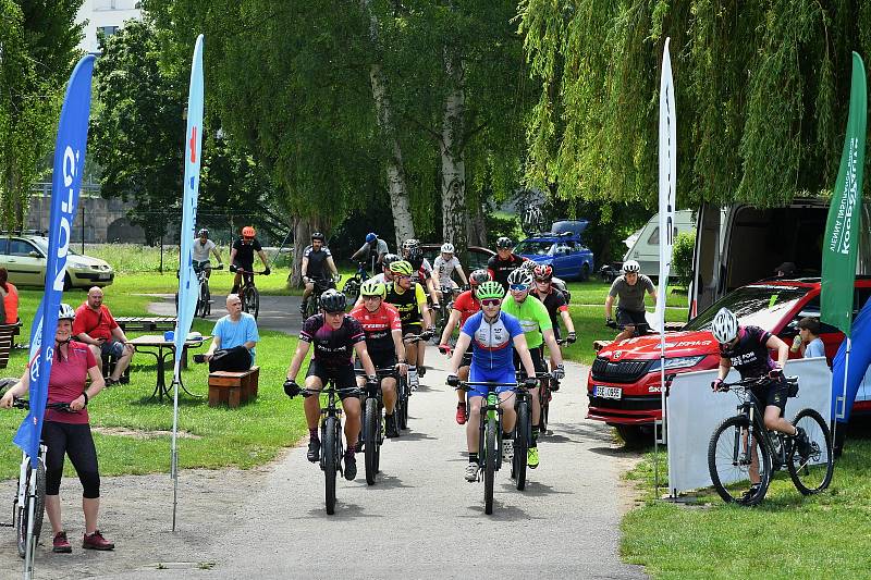 Cyklisté při víkendové akci pro celou rodinu Kolo pro život.