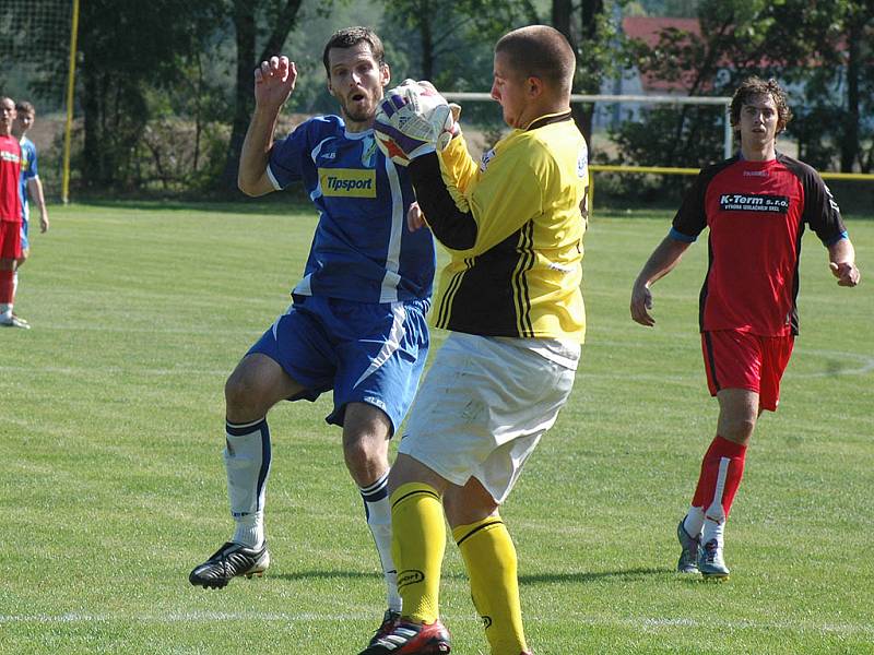 Hosté ze Sedlce vedli v Hostomicích již 3:0, nakonec se ale body po remíze 3:3 dělily.