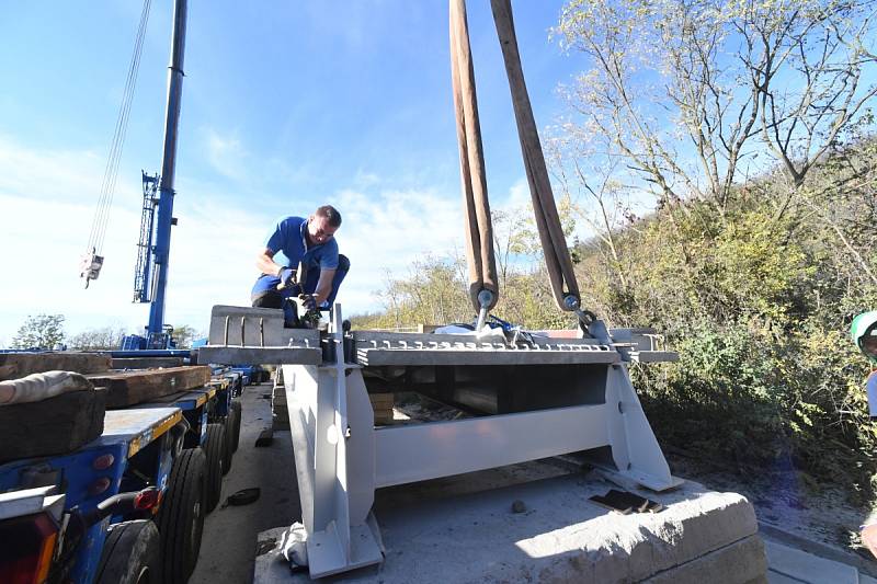 Transport nové lávky pro pěší přes dálnici D5 v Králově Dvoře.