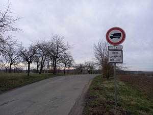 Silnice mezi Vysokým Újezdem a Kozolupy.