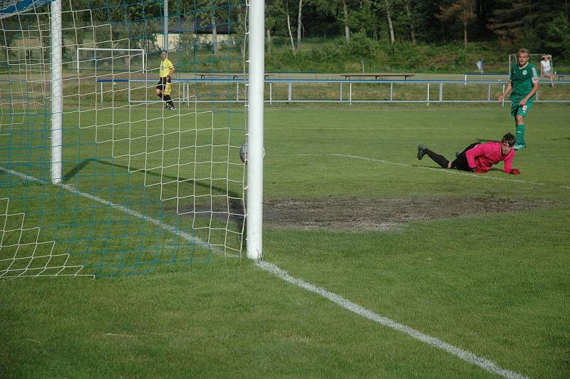 V derniéře podlehlo Hořovicko Sedlčanům 0:1. Před zápasem se představila domácí starší přípravka coby vítěz okresního přeboru.