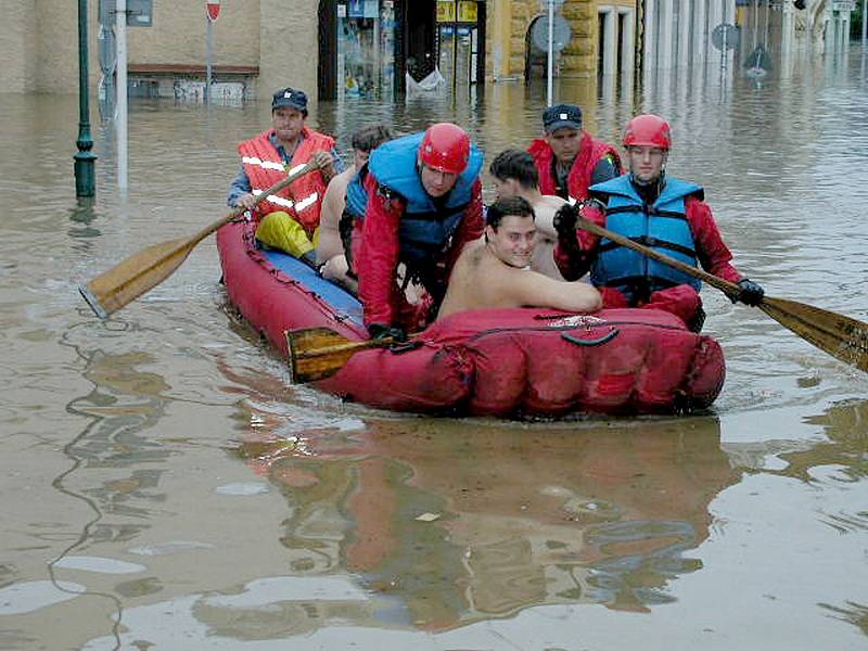 Povodeň před patnácti lety připravila tisíce lidí nejen o domov, ale i o práci. Podnikatelé i obchodníci museli nejprve několik týdnů své obchody i restaurace vyklízet, než je mohli znovu otevřít.Foto: Romana Šimková a archiv deníku