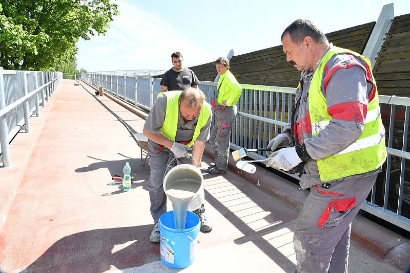 Králodvorská nová lávka přes dálnici D5 s finální úpravou.