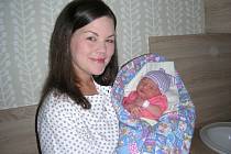 ADÉLA Škudrnová se narodila svět 8. října 2017, vážila 3,35 kg a měřila 49 cm. Manželé Andrea a Radek z Králova Dvora předem neznali pohlaví miminka, a tak byla tato šťastná událost upevněna překvapením. Adélku bude dětským světem provázet Štěpánek (1,5 r