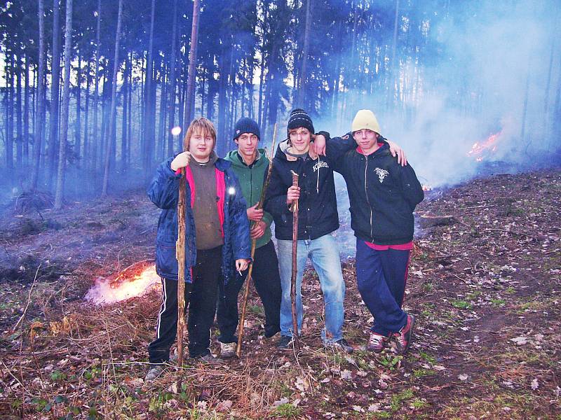 Parta mladých lidí pomáhá s úklidem Lážovic a okolí