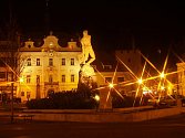 Noční Husovo náměstí v Berouně.
