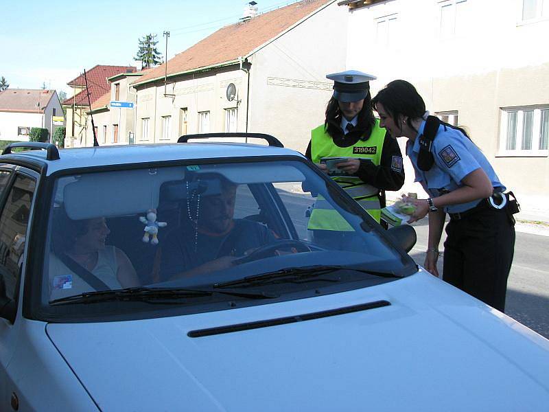 V pondělí dopoledne čekaly na řidiče v Králově Dvoře v Plzeňské ulici policejní hlídky. V obou směrech zde policisté měřili rychlost a prováděli namátkové silniční kontroly.