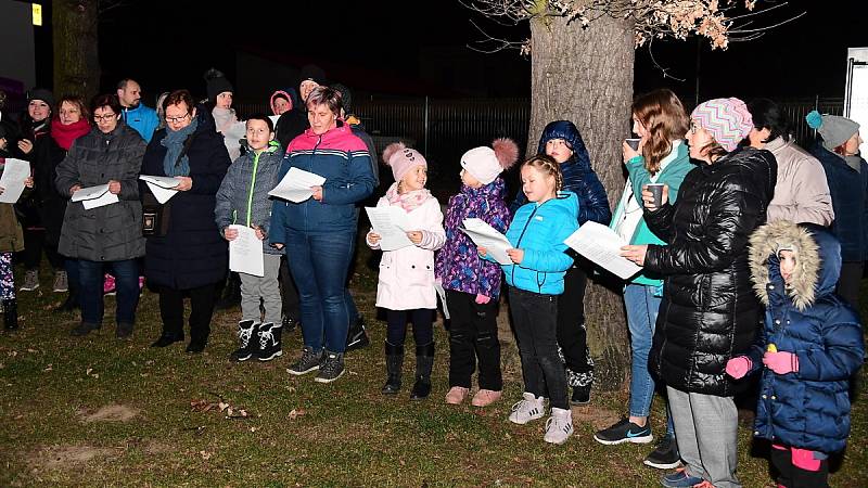 Česko zpívá koledy. Před střediskem volného času Domeček v Hořovicích.