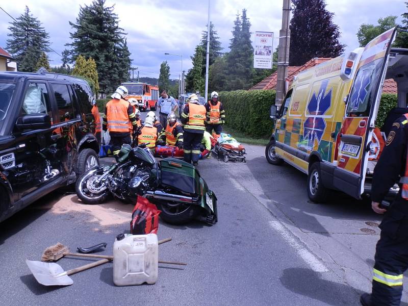 V Dobřichovicích k dopravní nehodě terénního vozu a motocyklu