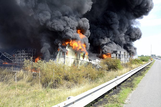 Požár průmyslové haly v Žebráku.