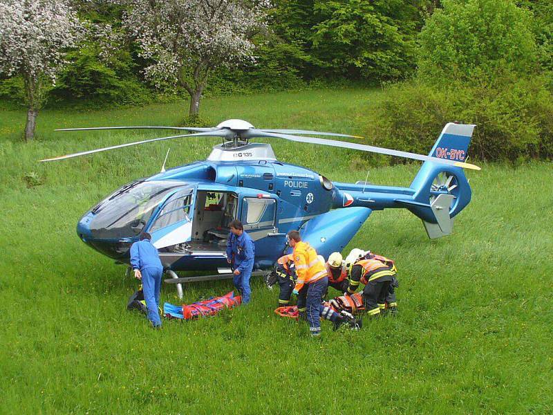 Na místě dopravní nehody zasahoval i vrtulník