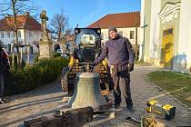 Zvonař Michal Votruba z Myslkovic si odváží na renovaci 500 let starý zvon z kostela sv. Vavřince v Žebráku, kde byl 30 let uložen.