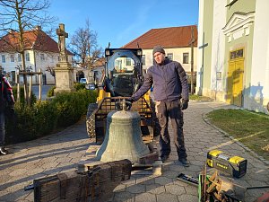 Zvonař Michal Votruba z Myslkovic si odváží na renovaci 500 let starý zvon z kostela sv. Vavřince v Žebráku, kde byl 30 let uložen.