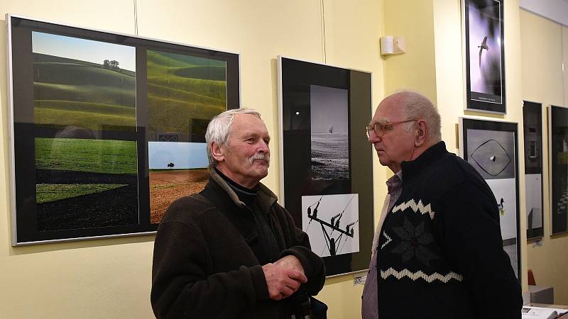 Z vernisáže výstavy fotografií členů místního fotoklubu na téma minimalismus v Galerii Holandský dům v Berouně.