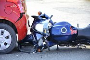 Dopravní nehoda v Plzeňské ulici v Berouně: srážka motocyklu Suzuki a osobního auta Suzuki Swift.