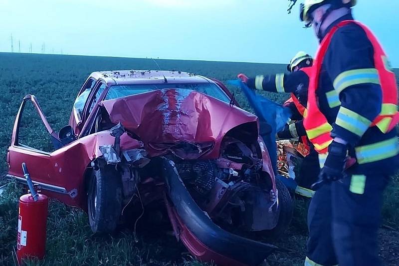 Dopravní nehoda u obce Chýně: čelní náraz osobního auta do stromu.