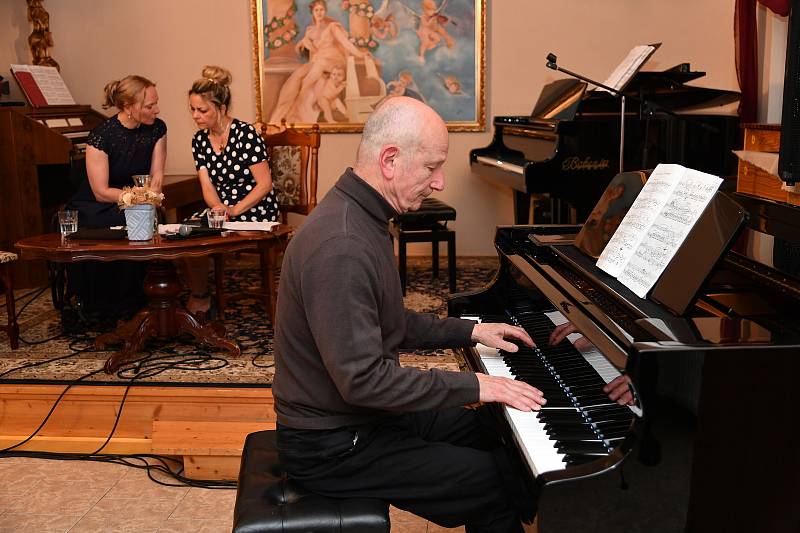 Ze setkání s koncertem u příležitosti 25. výročí založení hudební školy Schola musica Stella maris v Králově Dvoře.