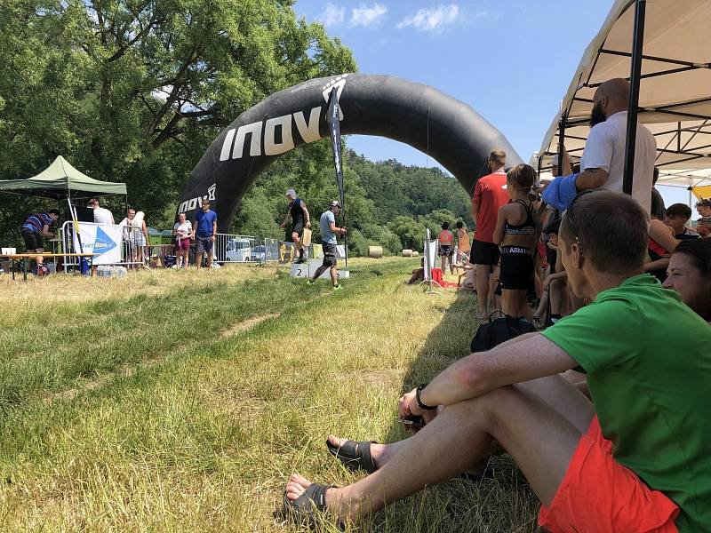 V sobotu 19. června proběhlo další klání seriálu INOV-8 Krosový pohár 2021. Tentokrát se běželo jižně od Prahy nad vesničkou Pikovice.