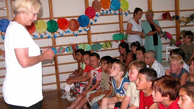 Prezidentka Hnutí na vlastních nohou Stonožka Běla Gran Jensen si včera povídala s dětmi ze Základní školy Karla Čapka v Berouně.