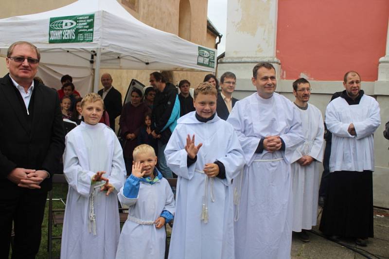 Desítky Ludmil z Česka, ale i Slovenska a stovky dalších lidí přijely v sobotu na Svatoludmilskou pouť, která se už tradičně konala v obci Tetín.