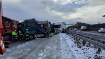 Dálnici D5 na 33. kilometru zablokovala ve čtvrtek 20. ledna hromadná nehoda. 