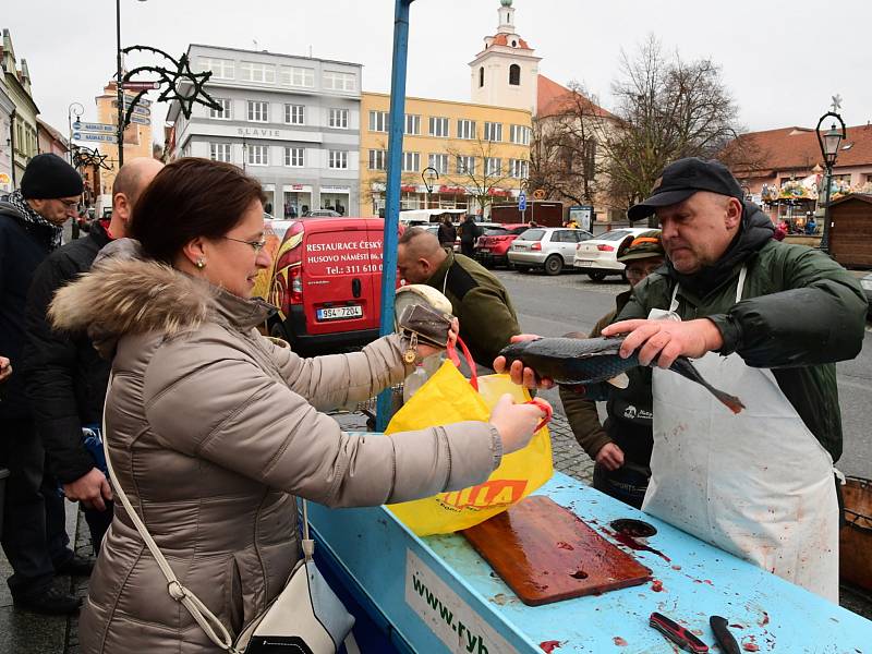 Z vánočního prodeje ryb na Husově náměstí v Berouně.