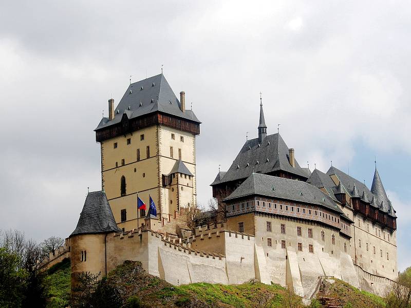 Hrad Karlštejn je stále uzavřený. Stejně tak i většina obchodů.